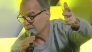 La lección de Bielsa sobre la "vergonzosa" actitud de un jugador al sustituido