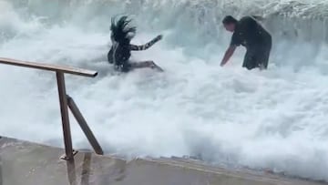 Cleopatre a punto de ser tragada por una ola del mar