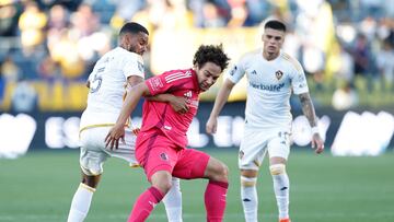 Simon Becher, de St. Louis FC, y Mathias Zanka, Los Angeles Galaxy, disputan la pelota durante la jornada 3 de la MLS.