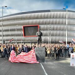 Iribar permanece eterno en la explanada de San Mamés