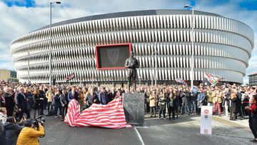 Iribar permanece eterno en la explanada de San Mamés 