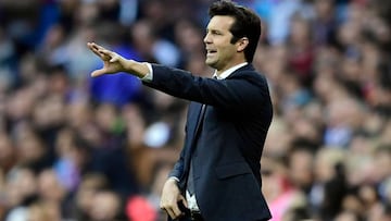 Real Madrid's Argentinian coach Santiago Solari gestures during the Spanish league football match between Real Madrid CF and Real Valladolid FC at the Santiago Bernabeu stadium in Madrid on November 3, 2018. (Photo by JAVIER SORIANO / AFP)