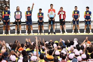 Los corredores del equipo equipo Lidl-Trek saludan a los seguidores que se acercaron al escenario montado en el Museo Guggenheim de Bilbao.