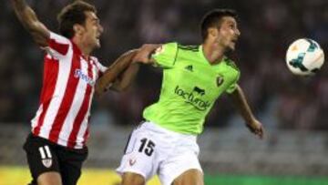 Oier, Osasuna, es agarrado por Ibai, Athletic, durante el partido que ambos equipos disputaron en la última jornada.