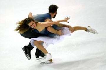 La pareja francesa de patinadores sobre hielo Gabriella Papakadis y Guillaume Cizeron durante la final del Grand Prix disputada en Marsella, Francia.