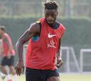 Alex Song, convocado y con opciones de debutar