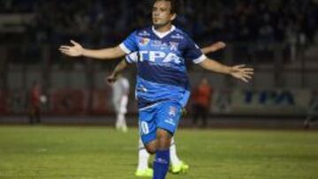 Fag&uacute;ndez celebra un gol frente a Huachipato, en Arica.