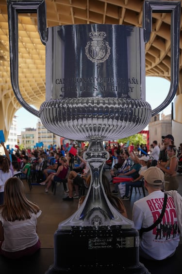 Aficionados de la Real Sociedad y el Atlético de Madrid animan el ambiente en Sevilla.