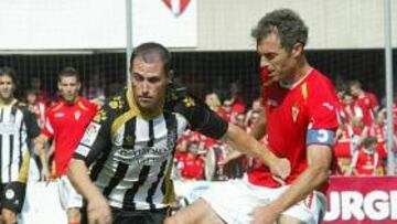 <b>HABILIDAD Y GOL. </b>Collantes, en una acción de un derbi entre el Cartagena y el Murcia.