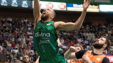 GRAF5332. BARCELONA, 29/04/2018.- El alero estadounidense del Divina Seguros Joventut, Demitrius Conger (i), encesta ante la presencia del pívot montenegrino del Valencia Basket, Bojan Dubljevic (d), en partido correspondiente a la jornada 30 dispu