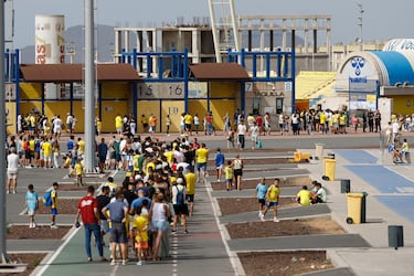 La multitudinaria firma acabó en tensión