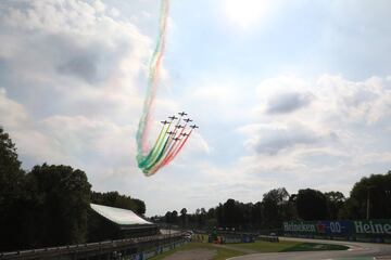 Cazas forman la bandera italiana antes del inicio de la carrera. 