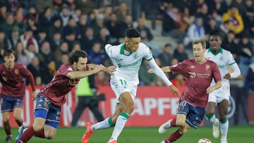 El delantero del Getafe Álvaro Rodríguez (c) disputa un balón con el defensa del Pontevedra Pelayo Suárez (i) durante el partido de octavos de la Copa del Rey entre Pontevedra CF y Getafe CF, este miércoles en el Estadio Municipal de Pasarón, en Pontevedra.