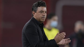 Argentina&#039;s River Plate coach Marcelo Gallardo applauds during the closed-door Copa Libertadores round before the quarterfinals football match between Argentina&#039;s River Plate and Brazil&#039;s Athletico Paranaense, at the Libertadores de America stadium in Avellaneda, Buenos Aires, on December 1, 2020. (Photo by Juan Mabromata / POOL / AFP)