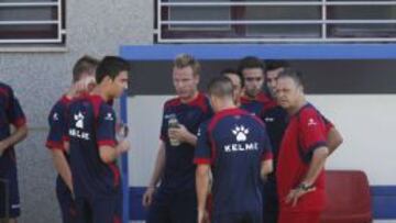 Joaqu&iacute;n Caparr&oacute;s habla con sus jugadores durante un entrenamiento.