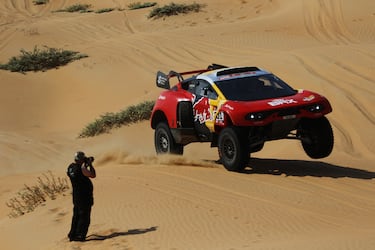 El piloto francés Sebastien Loeb y el copiloto belga Fabian Lurquin de Bahrain Raid Xtreme en acción durante la etapa de hoy.   