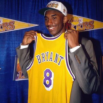 El tercer máximo anotador en la historia de la NBA causo sensación tras llegar a los Lakers con 18 años, sin pasar por la etapa universitaria. Bryant posee 5 anillos de campeón y apareció 18 veces en el All-Star Game.