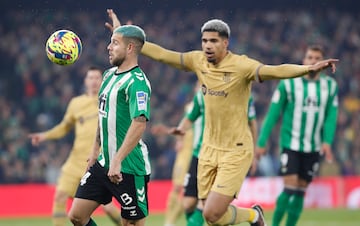 Ronald Araujo se aproxima, con los brazos extendidos, hacia el jugador bético, Aitor Ruibal.