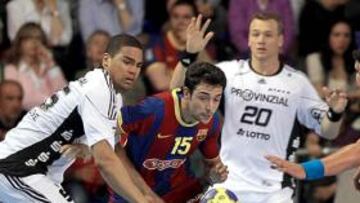 Ugalde lucha por un balón.