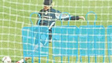 <b>BUSCA SER EL DE SIEMPRE.</b> Beckham quiere volver a ser
el rey de los libres directos. Desde que ha llegado al Madrid sólo ha convertido tres tantos de esa manera (ante el Olympique, el Leganés y el Málaga). Ayer se machacó otra vez tras la sesión.