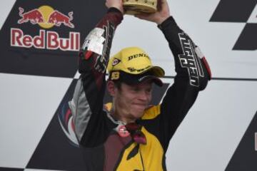 Moto2. Tito Rabat celebra en el podio el segundo puesto.