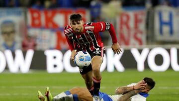 Soccer Football - Copa Libertadores - Round of 16 - First Leg - Universidad Catolica v Sao Paulo - Estadio San Carlos de Apoquindo, Santiago, Chile - June 30, 2022 Sao Paulo's Jonathan Calleri in action with Universidad Catolica's Tomas Astaburuaga REUTERS/Pablo Sanhueza