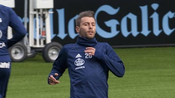 Kevin Vázquez corre durante un entrenamiento del Celta en Balaídos.