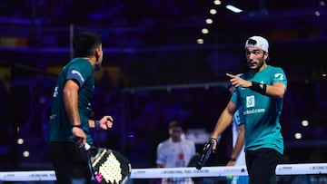 Ale Galán señala a Chingotto por un punto.