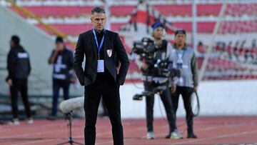 River Plate's head coach Martin Demichelis gestures during the Copa Libertadores group stage first leg football match between The Strongest and River Plate, at the Hernando Siles stadium in La Paz, on April 4, 2023. (Photo by JORGE BERNAL / AFP) (Photo by JORGE BERNAL/AFP via Getty Images)