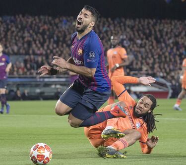 Con empate a cero, el jugador uruguayo cayó dentro del área tras una entrada del belga Denayer. El árbitro pitó penalti y el Barcelona se adelantó en el marcador.