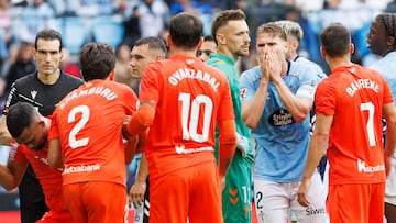 Carl Starfelt, central del Celta, se lamenta tras su expulsión contra la Real Sociedad en Balaídos.