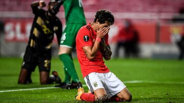Darwin N&uacute;&ntilde;ez, jugador del Benfica, se lamenta tras caer derrotado en un partido.
