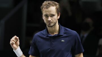 El tenista ruso Daniil Medvedev celebra un punto durante su partido de la final de la Copa Davis entre Rusia y Croacia.