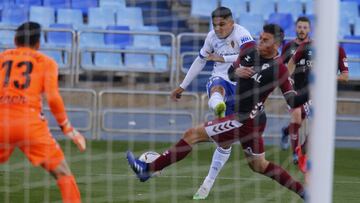 La volea del Toro Fernández es interceptada por un jugador del Albacete.