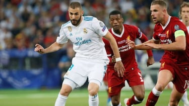 Benzema controla el balón en la final de la Champions de 2018 que enfrentó al Real Madrid con el Liverpool.