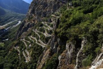 El pelotón en la subida a Montvernier.