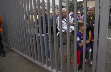 Un grupo de aficionados esperan en las puertas del recinto del Camp Nou.
Foto Fernando Zueras