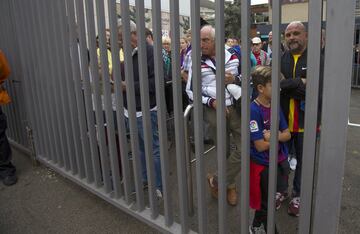 Un grupo de aficionados esperan en las puertas del recinto del Camp Nou. 
Foto Fernando Zueras