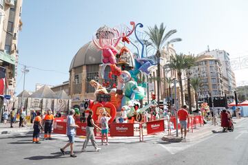 Las fallas visten las calles de Alicante.