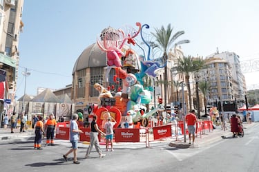 Las fallas visten las calles de Alicante. 