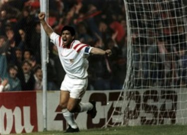 El astro argentino estuvo dos temporadas como blaugrana. Tras su paso por en Napoli llegó al Sevilla en la temporada 1992-93. 