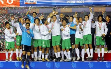 En selecciones menores, México no había tenido grandes resultados. Calladitos y sin reflectores el equipo de Chucho Ramírez se coronó en el mundial de la categoría venciendo a Brasiil en el 2005. Giovani Dos Santos, Carlos Vela, Héctor Moreno son de esa generación que le dio una gran alegría al pueblo mexicano.
