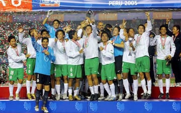 

En selecciones menores, México no había tenido grandes resultados. Calladitos y sin reflectores el equipo de Chucho Ramírez se coronó en el mundial de la categoría venciendo a Brasiil en el 2005. Giovani Dos Santos, Carlos Vela, Héctor Moreno son de esa generación que le dio una gran alegría al pueblo mexicano.