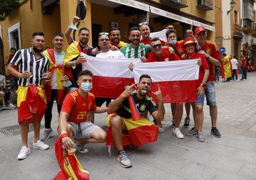 Ambiente de fiesta entre los seguidores de España y Polonia