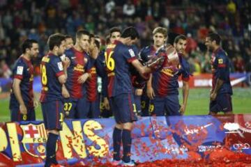 El Barcelona recibe el trofeo de la Liga BBVA 2012-2013.