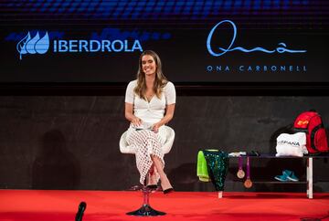 La nadadora barcelonesa de 32 años anunció el final de su carrera profesional tras 16 años en un acto en la sede del COE en el que ha estado arropada por compañeras y amigos. 