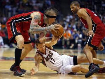 Chris Andersen de los miami heats saca el balón lejos del jugador de Milwaukee Bucks Mike Dunleavy.