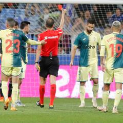 Las tarjetas desangran al Eibar con 28 amarillas y 4 rojas