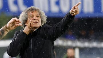 AMDEP1890. BOGOTÁ (COLOMBIA), 14/05/2024.- El entrenador de Millonarios Alberto Gamero dirige este martes, en un partido de la fase de grupos de la Copa Libertadores entre Millonarios y Palestino en el estadio Nemesio Camacho El Campín en Bogotá (Colombia). EFE/ Mauricio Dueñas Castañeda