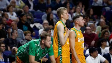 Los jugadores del Real Betis tras perder ante el Madrid y descender a LEB Oro.